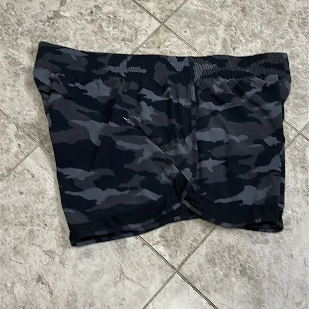 Athleta Racer Run Mid Rise Short 4” Black Camo Size Large